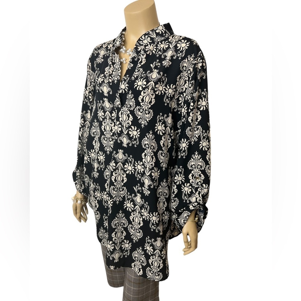 NWT…Yahada Ladys Black/Khaki Roll Sleeves Plus. Has A Parted Neck Front☑️